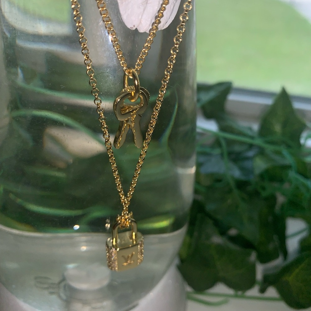 New Elegant Padlock, Pendant Gold tone Fashion Letter L & V Necklace w/ Box &bag